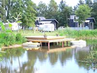 Asaa Camping - Wohnwagenstellplätze und Mobilheime auf dem Campingplatz mit Blick auf den See