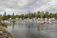 Askeviks Camping & Stugor - Blick auf den Bootshafen, Wohnmobilstandplätze und Chalets