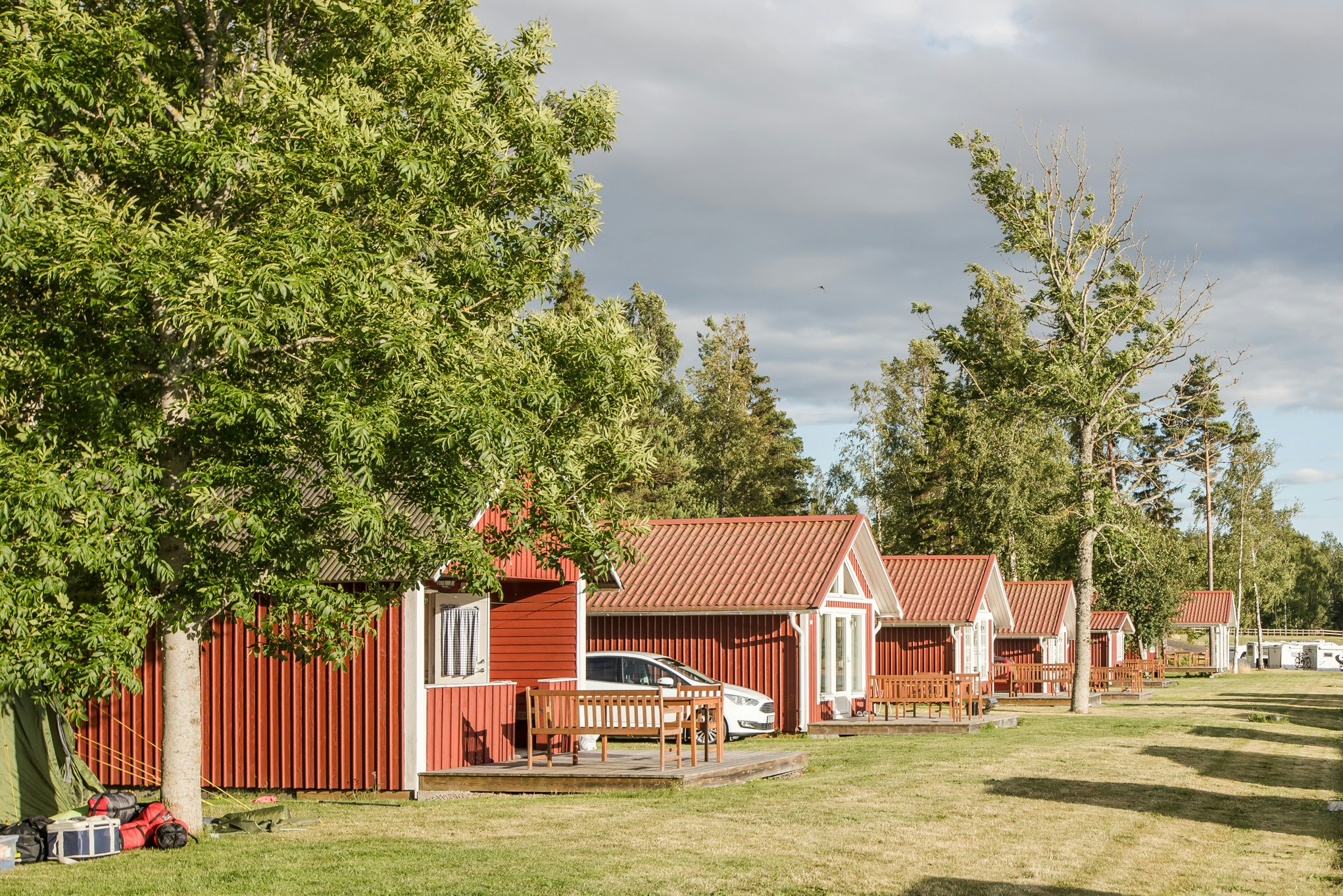 Askeviks Camping & Stugor - Mobilheime mit sonnigen Terrassen im Grünen