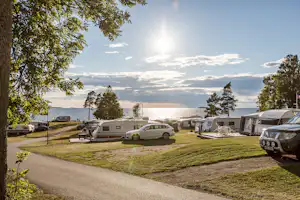 Askeviks Camping & Stugor - Wohnwagenstellplätze mit freiem Blick auf den See
