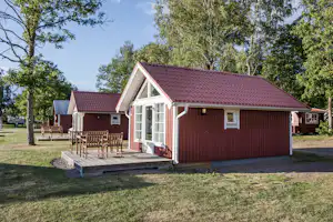 Askeviks Camping & Stugor - Mobilheim mit Terrasse im Grünen auf dem Campingplatz
