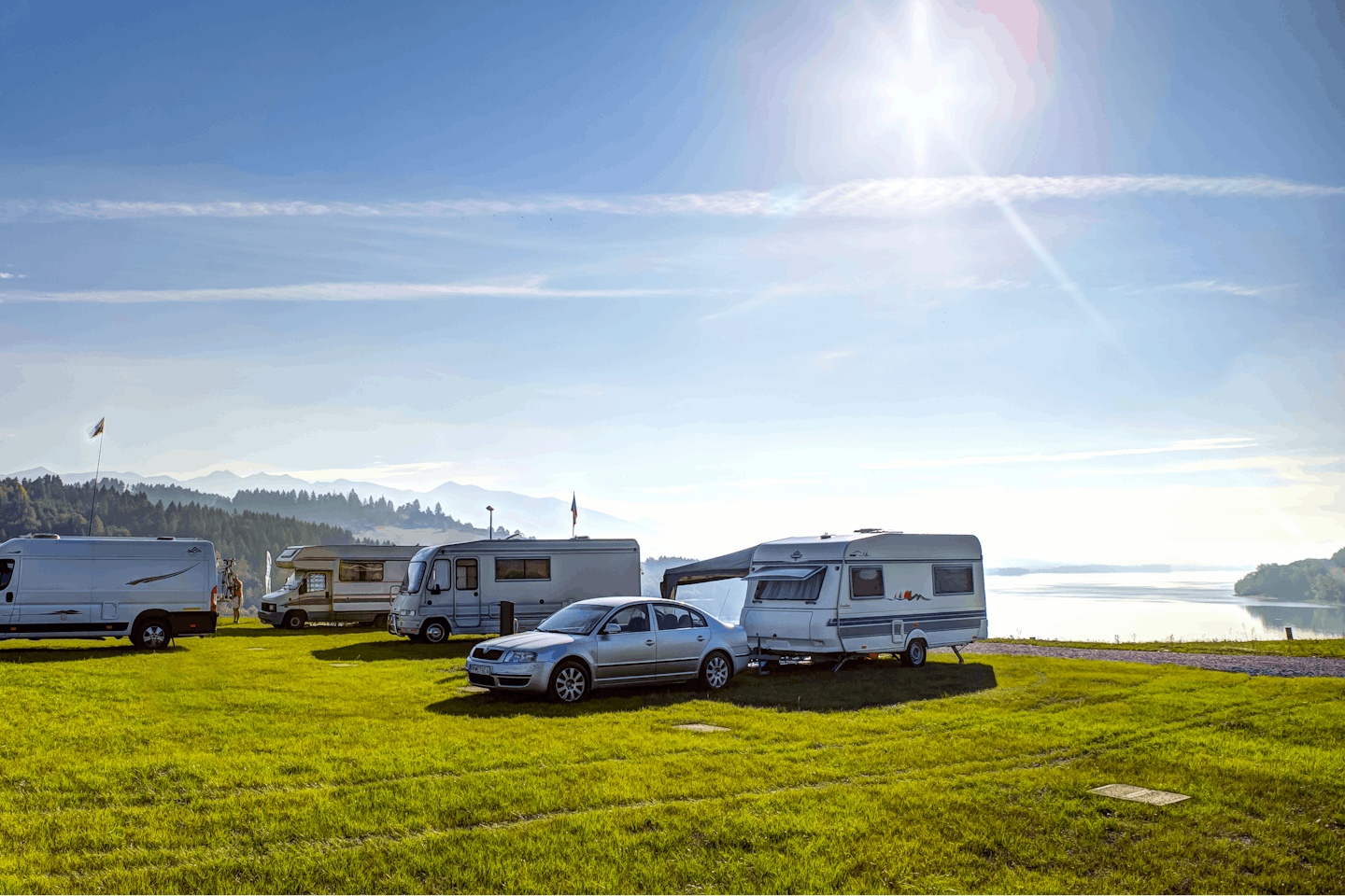 ATC Marina Liptov - Campingplatz Außenbereich mit Blick auf den See