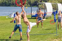 ATC Marina Liptov - Gäste spielen auf dem Beachballfeld beim Campingplatz--