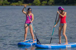 ATC Marina Liptov - Stand-up-Paddler auf den See beim Campingplatz