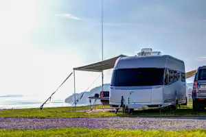 ATC Marina Liptov - Uferbereich auf dem Campingplatz mit Blick auf den See