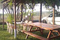 Şato Kamping - Sitzgelegenheiten auf dem Campingplatz unter einem Holzpavillon