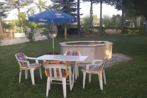 Şato Kamping - Sitzgelegenheiten auf dem Campingplatz vor einem Brunnen