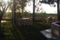 Şato Kamping - Sitzgelegenheiten auf dem Campingplatz zwischen Bäumen