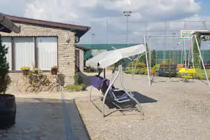 Šatorište - Tents Place Sosul - Campinggelände mit Hollywood Schakel, Spielplatz und Hauptgebäude