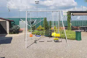 Šatorište - Tents Place Sosul - Spielplatz vom Campingplatz mit Schaukeln und Sportplatz im Hintergrund