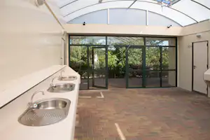Attractiepark Slagharen - Sanitärgebäude mit Waschbecken und Toiletten auf dem Campingplatz