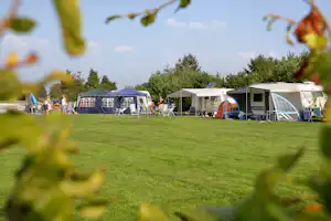 Attractiepark Slagharen - Wohnmobilstellplatz im Grünen auf dem Campingplatz