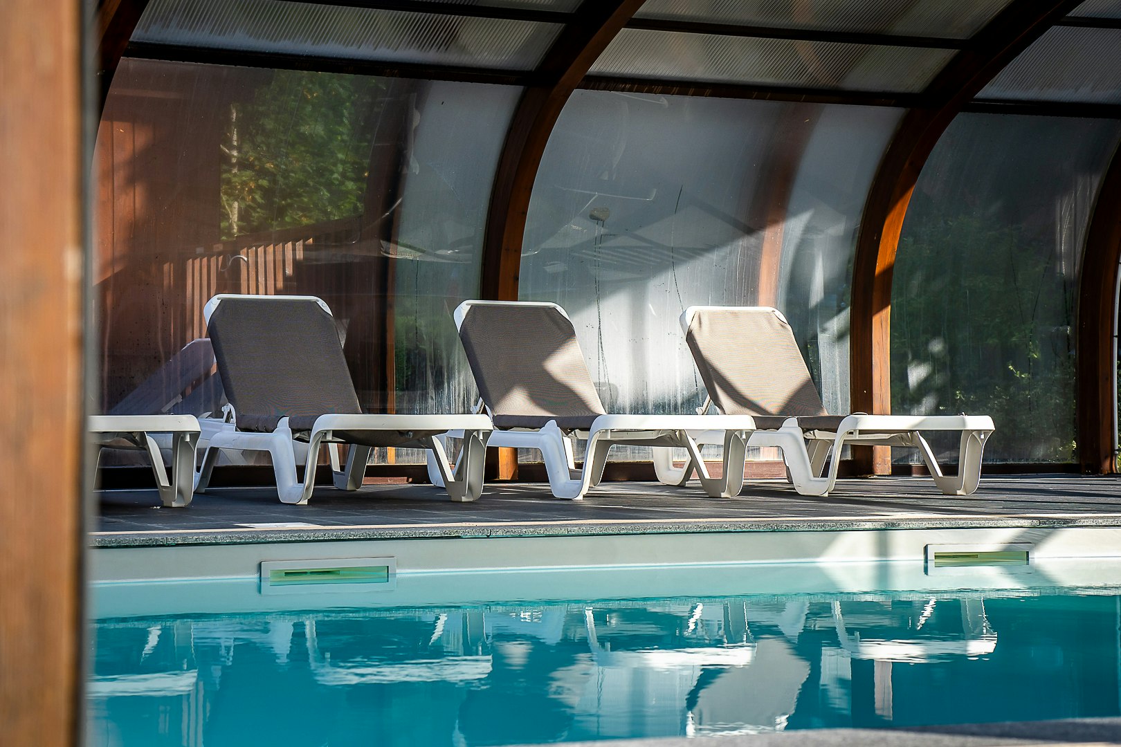 Chalets de la Wormsa  - Überdachter Pool mit Liegestühlen 