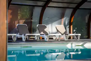 Chalets de la Wormsa - Überdachter Pool mit Liegestühlen