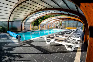 Chalets de la Wormsa - Überdachter Pool auf dem Campingplatz