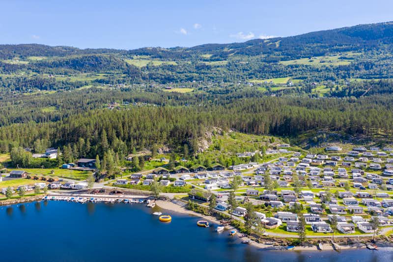 Aurdal Fjordcamping og Hytter - Blich auf dem Campingplatz von oben 