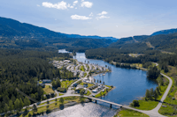 Aurdal Fjordcamping og Hytter - Campingplatz am Wasser umgeben von Wald