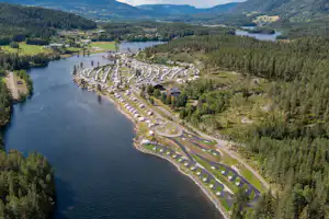 Aurdal Fjordcamping og Hytter - Luftaufnahme vom Campingplatz