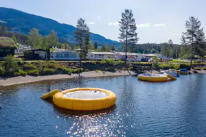 Aurdal Fjordcamping og Hytter - Trampolin auf dem Wasser