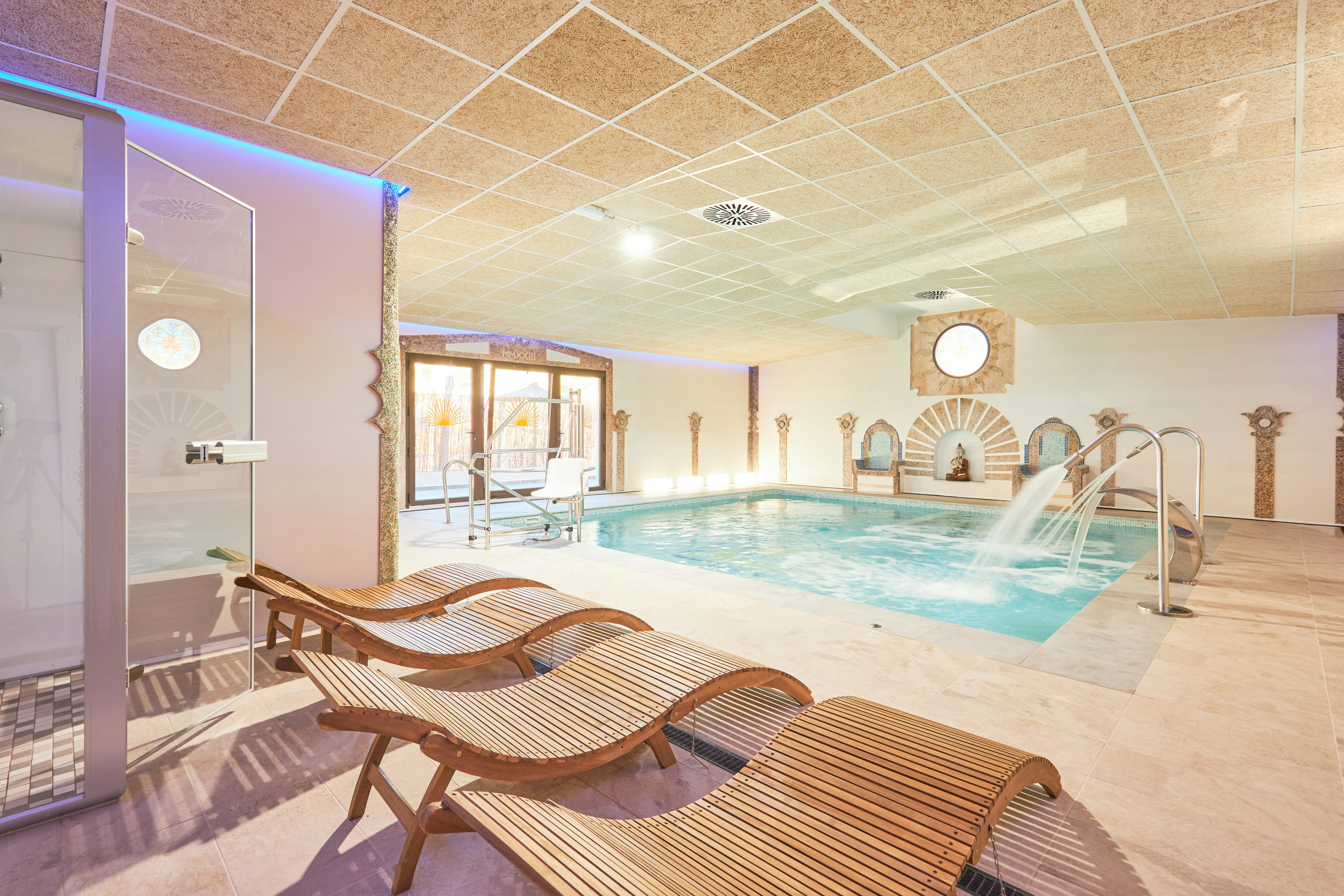 Áureo Natura - Indoor-Wellnessbereich mit Pool auf dem Campingplatz