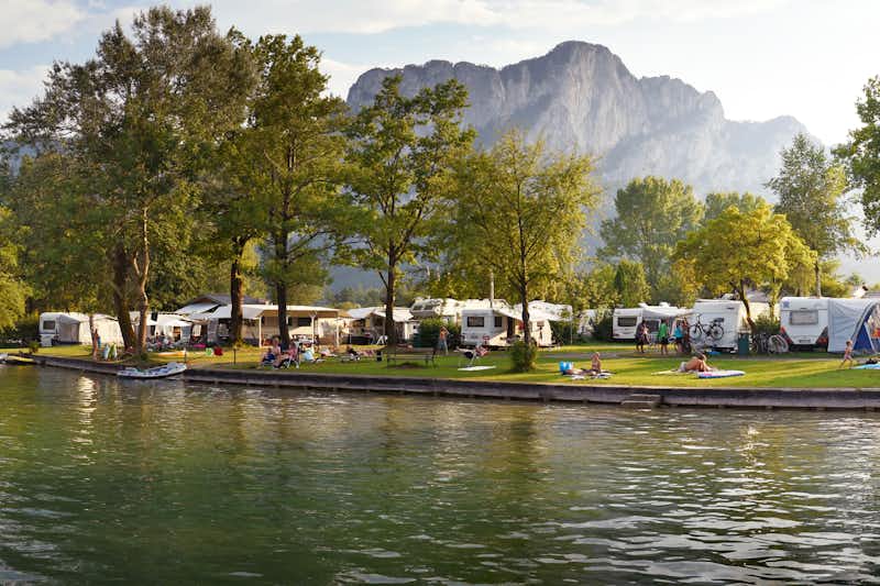 Austria Camp Mondsee  -  Wohnwagen- und Zeltstellplatz am Mondsee mit Blick auf die Berge