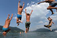 Austria Camp Mondsee - junge Gäste tauchen in den See