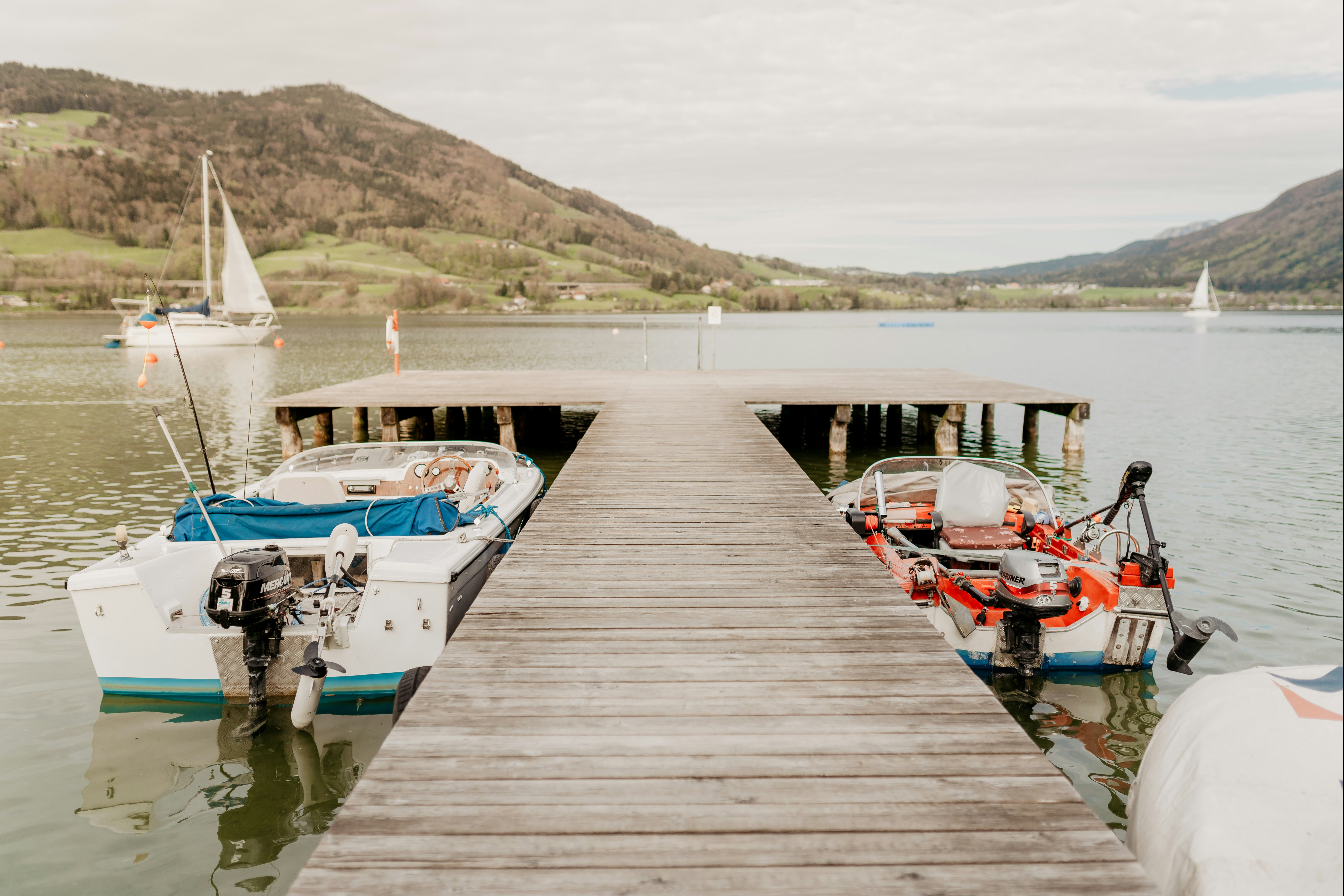 AustriaCamp Mondsee  Austria Camp Mondsee - Blick auf den Steg mit Bootsanlegestelle am See