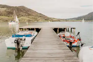 AustriaCamp Mondsee Austria Camp Mondsee - Blick auf den Steg mit Bootsanlegestelle am See