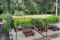 Auto Camp Laks - Überdachte Terrasse mit Sitzbänken