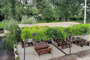 Auto Camp Laks - Überdachte Terrasse mit Sitzbänken
