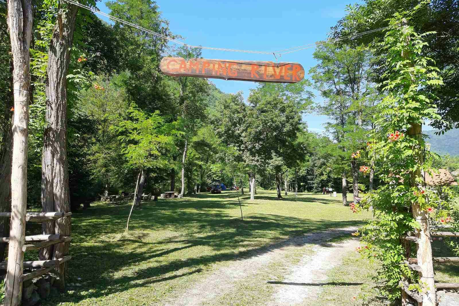 Auto Camp River - Eingang des Campingplatzes