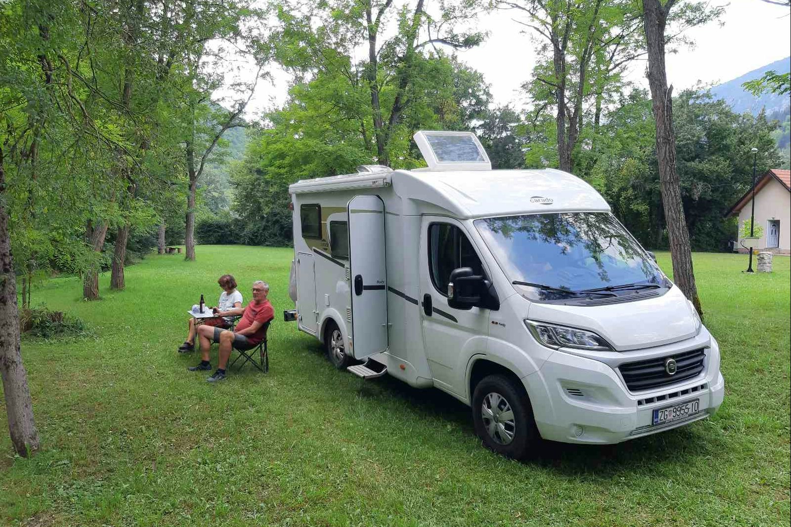 Auto Camp River - Wohnmobil- und Wohnwagenstandplätze auf der Wiese