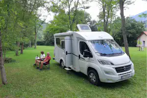 Auto Camp River - Wohnmobil- und Wohnwagenstandplätze auf der Wiese