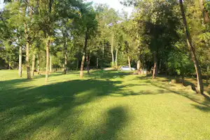 Auto Camp River Stellplatz vom Campingplatz auf grüner Wiese