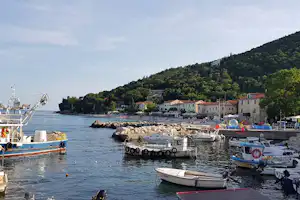 Autocamp Draga - Der Hafen von Mošćenička Draga mit vertäuten Booten in der Nähe des Campingplatzes