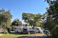 Autocamp Draga - Wohnwagen und Wohnmobil unter Bäumen auf dem Campingplatz
