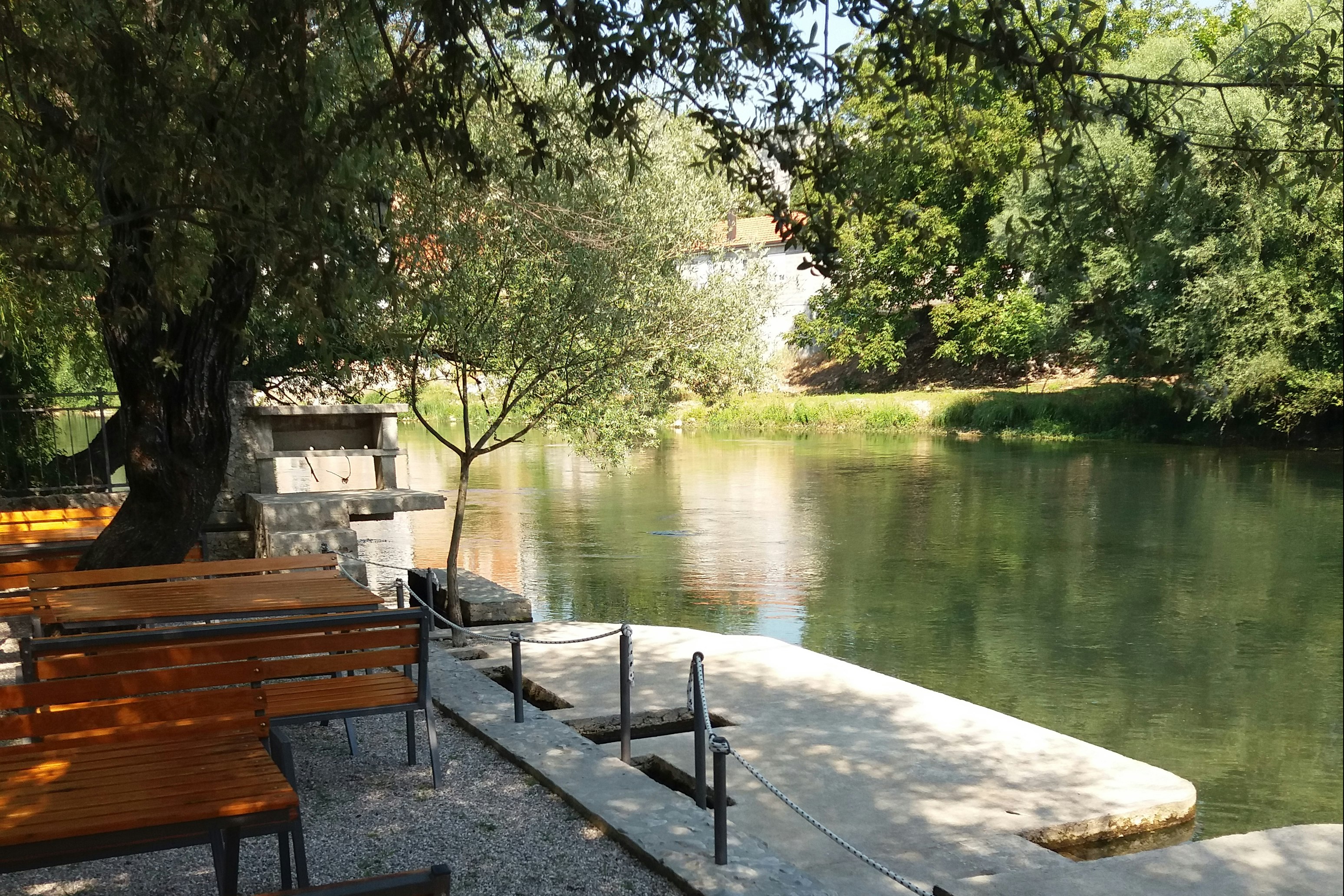 Autocamp Holiday - Sitzbänke direkt am Wasser
