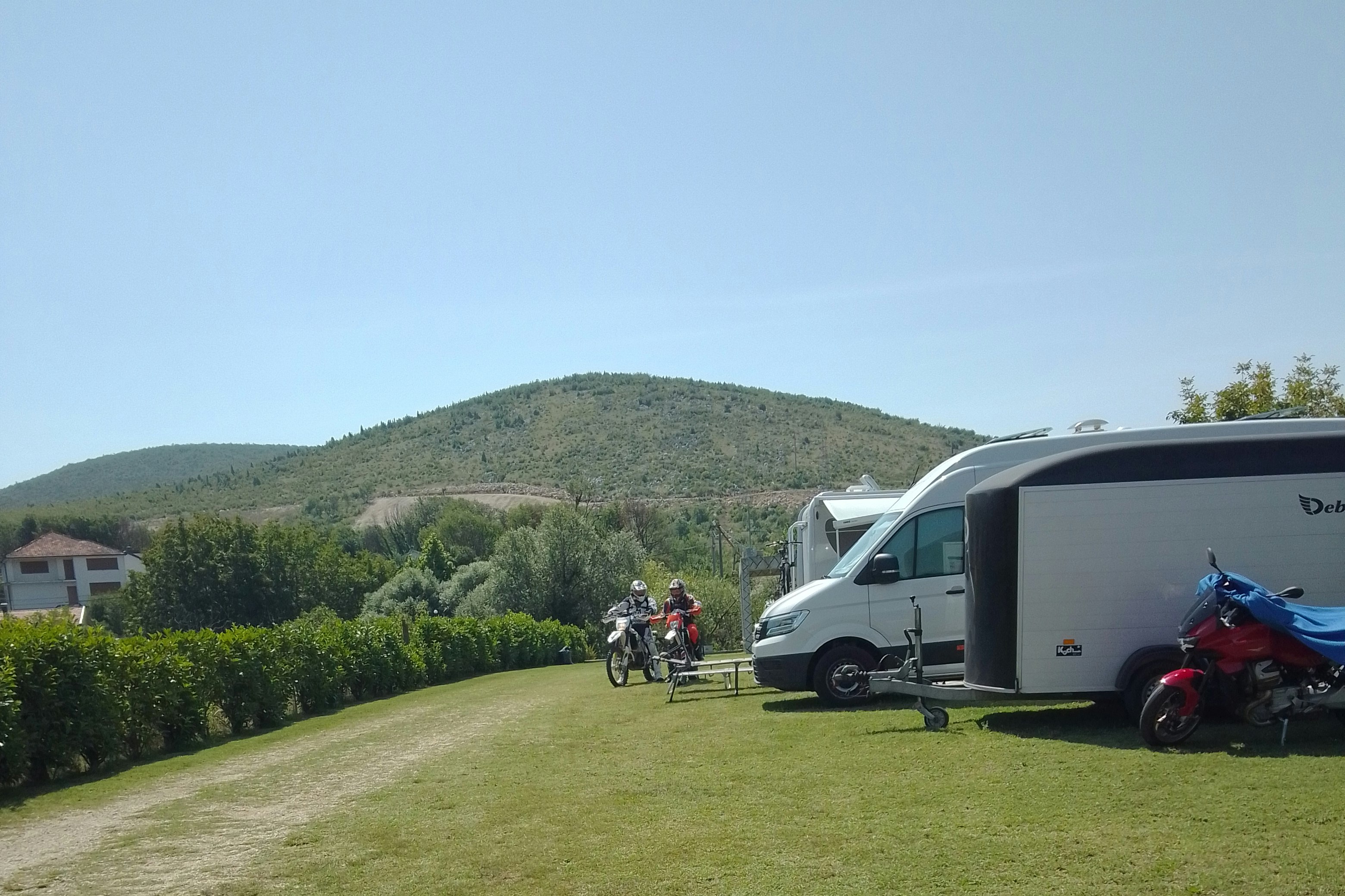 Autocamp Holiday - Standplätze im Grünen