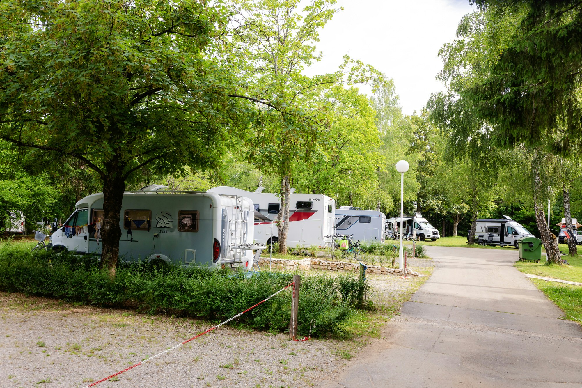 Autocamp Korana - Standplätze im Grünen auf dem Campingplatz