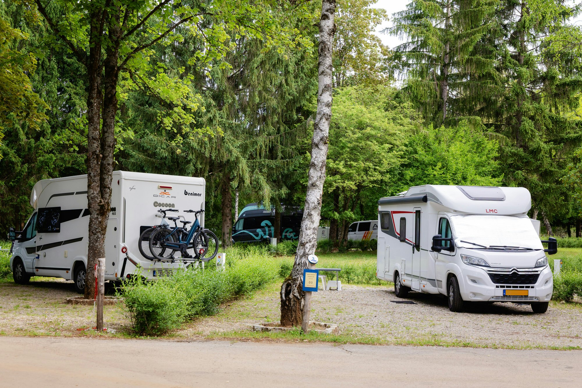 Autocamp Korana - Standplätze zwischen den Bäumen auf dem Campingplatz