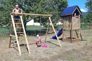 Autocamp Lika - Spielplatz auf grüner Wiese auf dem Campingplatz