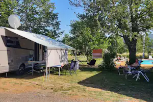 Autocamp Lika - Wohnwagenstellplätze mit Zugang zum Schwimmbecken auf dem Campingplatz