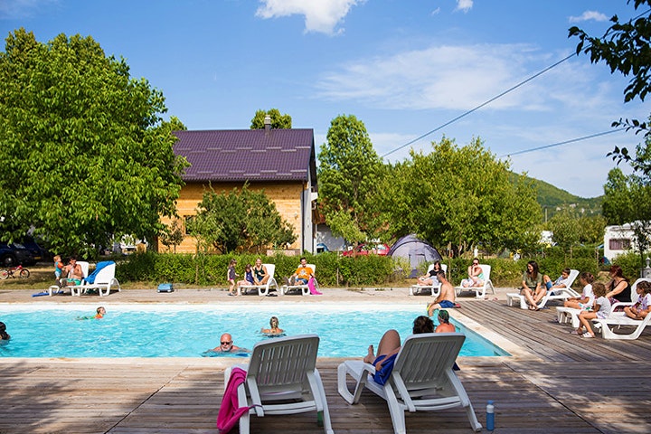 Camping Lika  Autocamp Lika - Blick auf den Poolbereich mit Liegestühlen