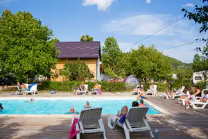 Camping Lika Autocamp Lika - Blick auf den Poolbereich mit Liegestühlen