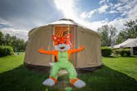 Autocamp Lipno - Modřín - Maskottchen des Campingplatzes vor einem Zelt