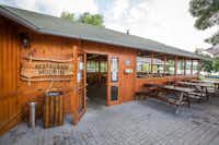 Autocamp Lipno - Modřín - Restaurant mit Außenterrasse auf dem Campingplatz