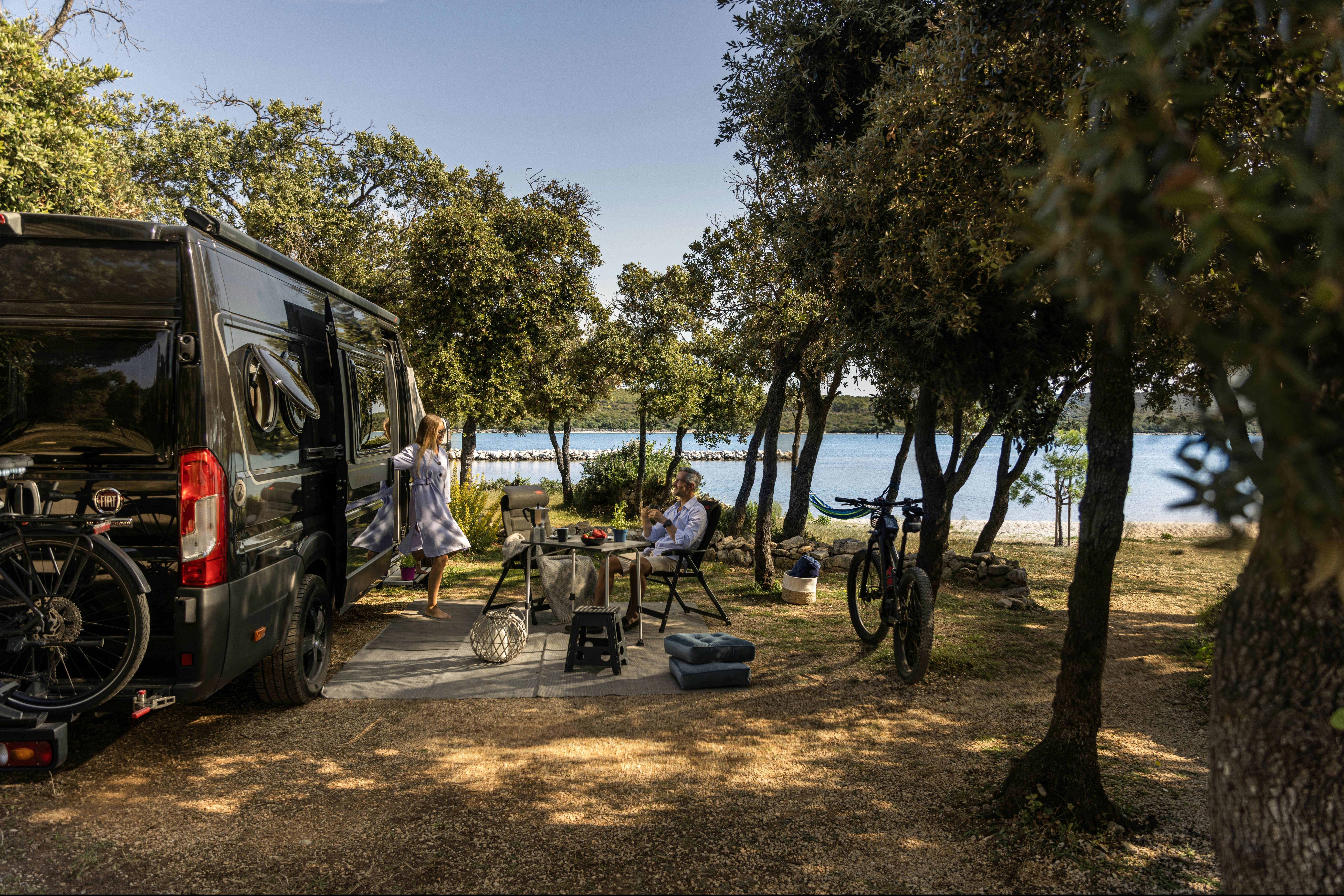 Lopari Camping Resort  Autocamp Lopari - Blick auf einen Standplatz im Schatten der Bäume