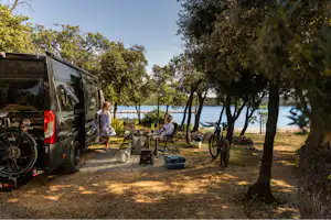 Lopari Camping Resort Autocamp Lopari - Blick auf einen Standplatz im Schatten der Bäume