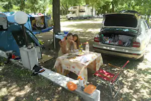 Autocamp Maslina - Wohnwagenstellplätze im Grünen auf dem Campingplatz