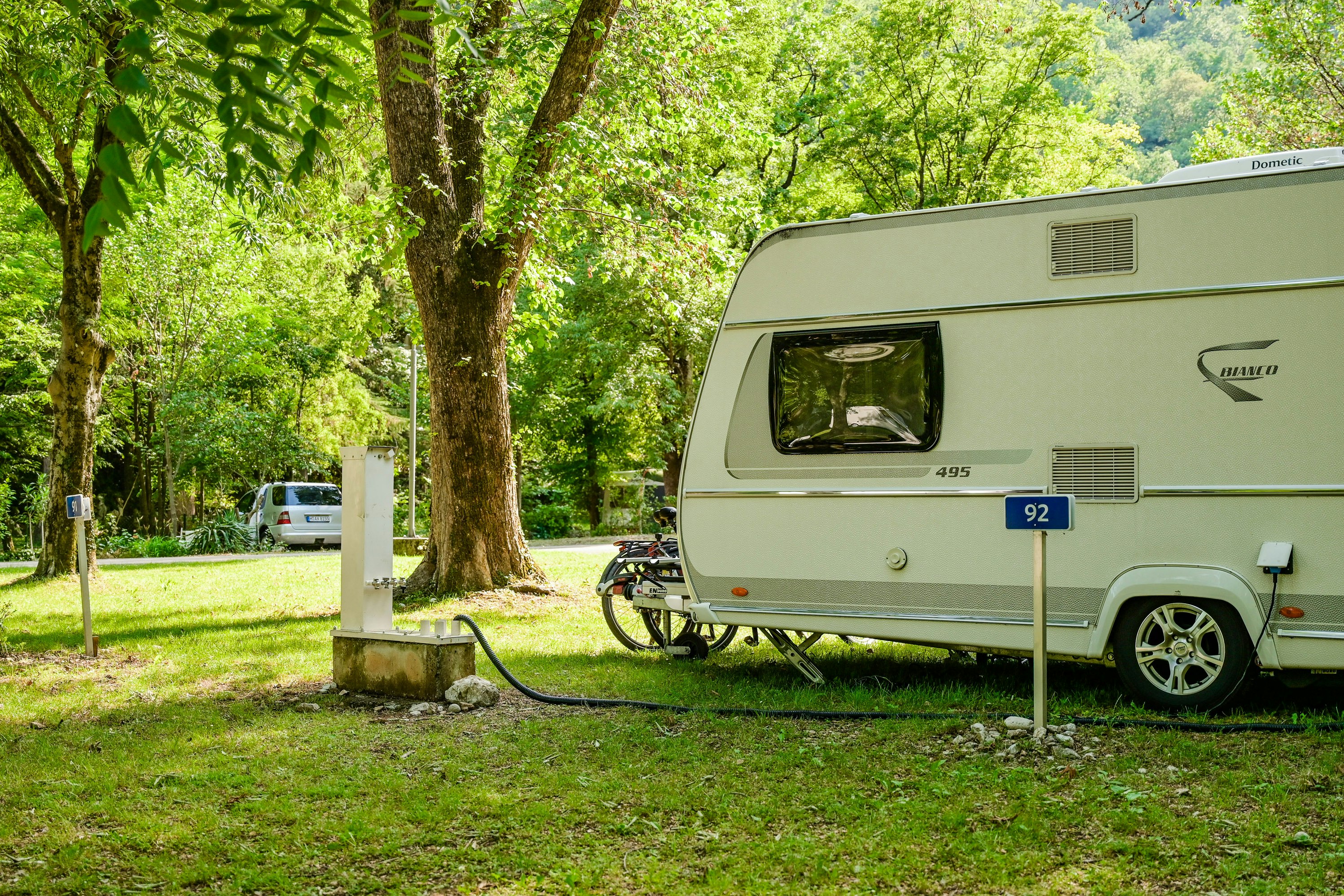 Camping Medveja  Autocamp Medveja - Standplätze zwischen den Bäumen